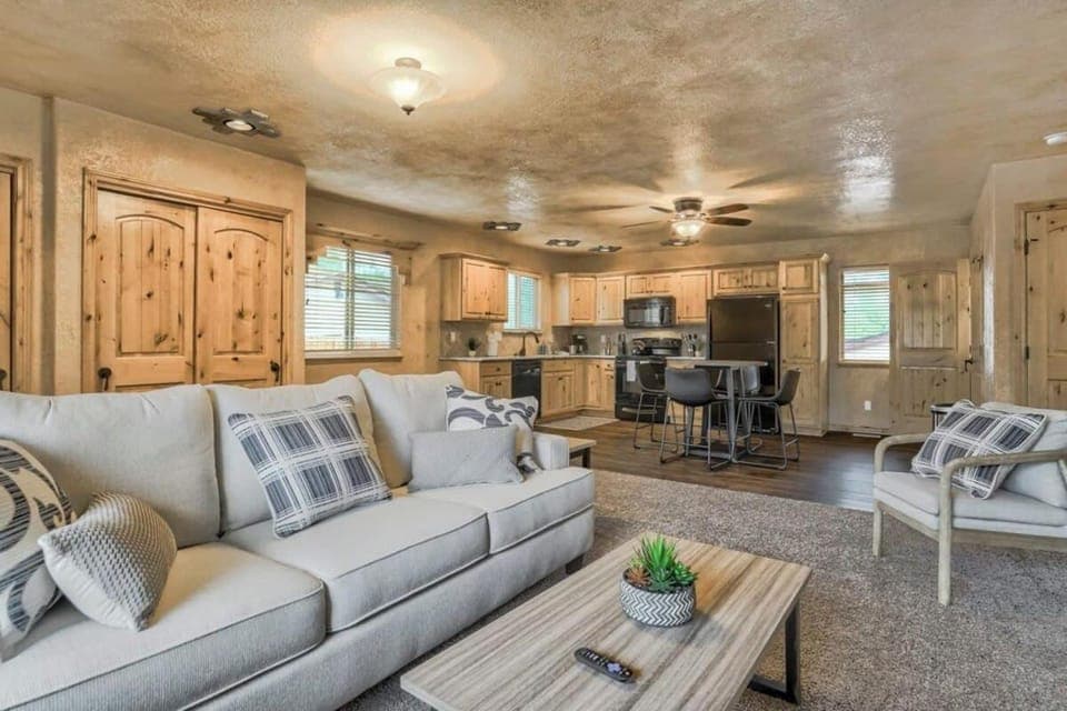 2BR Cottage with outdoor seating near Hiking & DT House in Old Colorado City