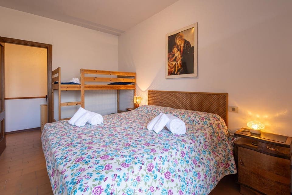 Bed, Photo of the whole room, Bedroom, bunk bed, towels