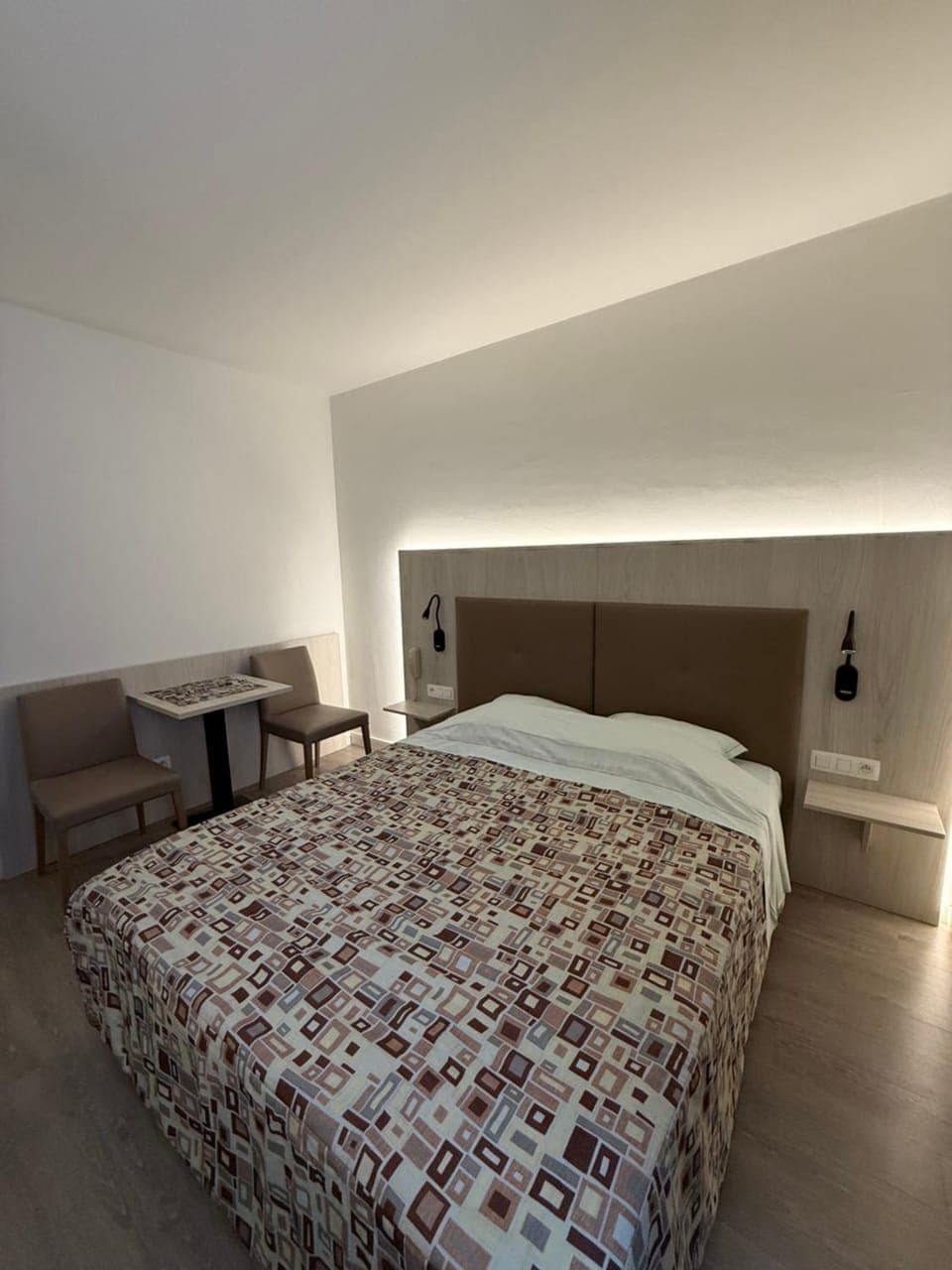 Bed, Living room, Photo of the whole room, Seating area, Bedroom