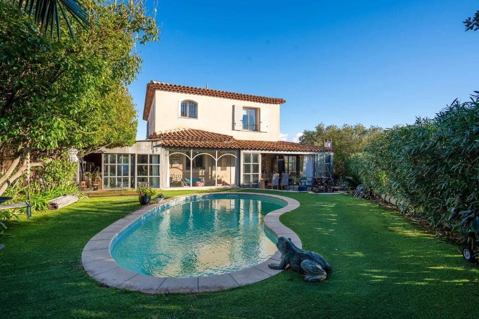 Property building, Balcony/Terrace, Pool view