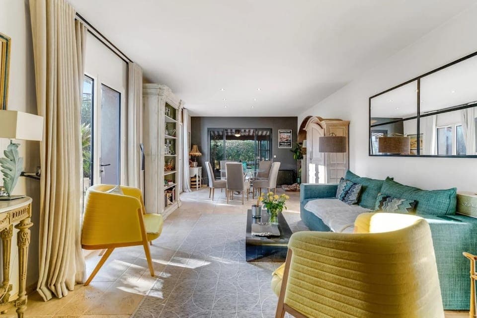 Living room, Seating area