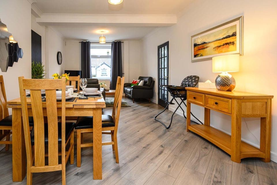 TV and multimedia, Living room, Seating area, Dining area