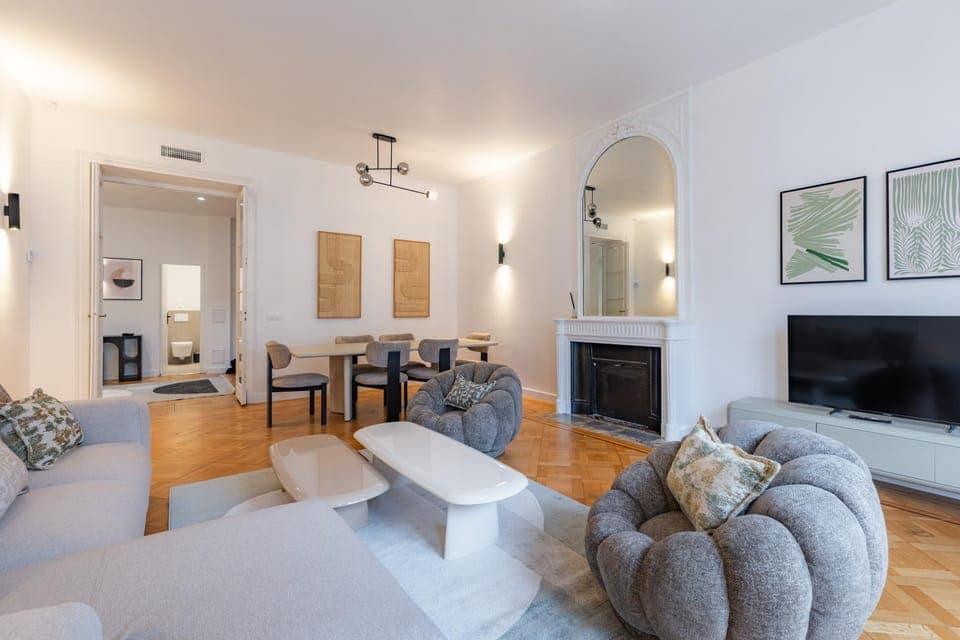 TV and multimedia, Living room, Seating area, Dining area