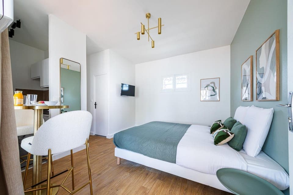 Facade/entrance, TV and multimedia, Living room, Dining area