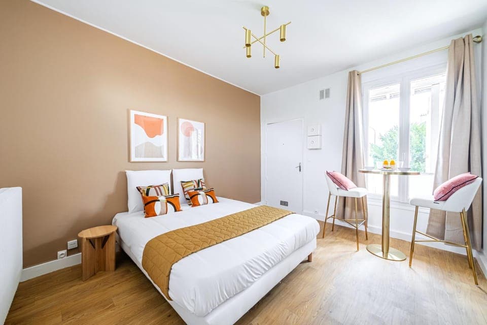 Bed, Living room, Photo of the whole room, Dining area, Bedroom