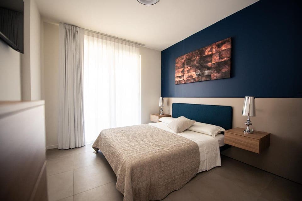 TV and multimedia, Photo of the whole room, Bedroom