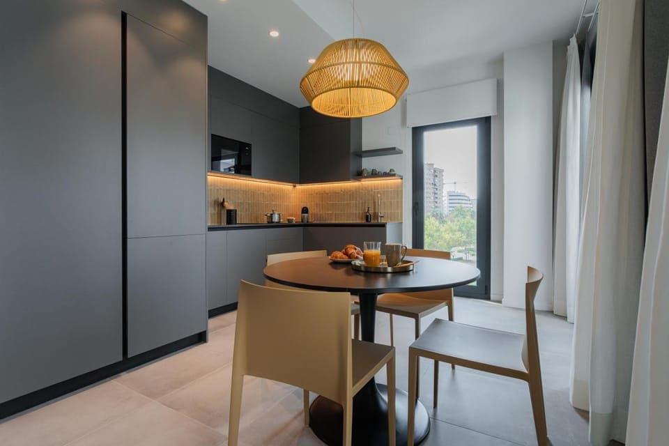 Kitchen or kitchenette, Dining area
