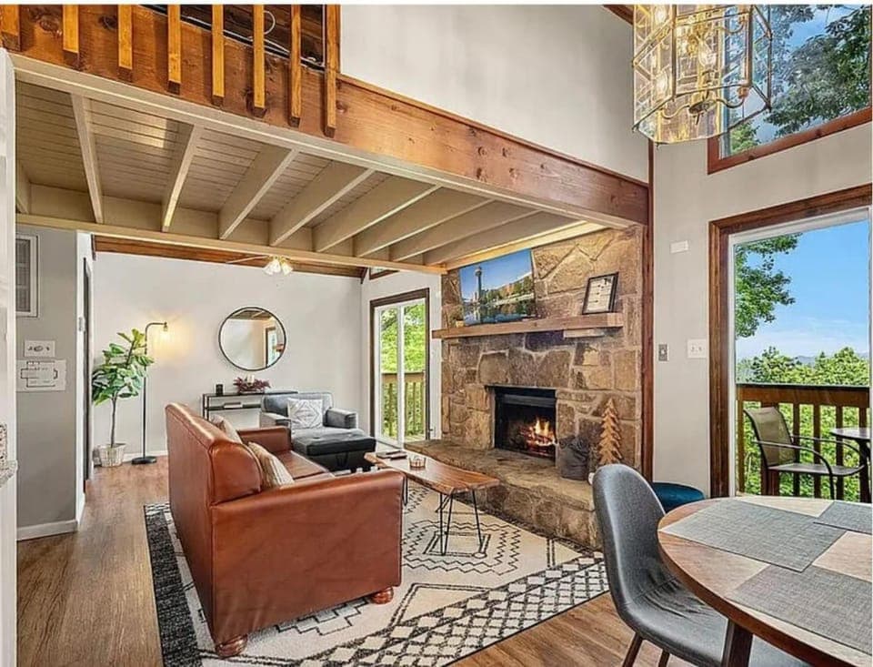View (from property/room), Balcony/Terrace, Living room, Seating area, Dining area