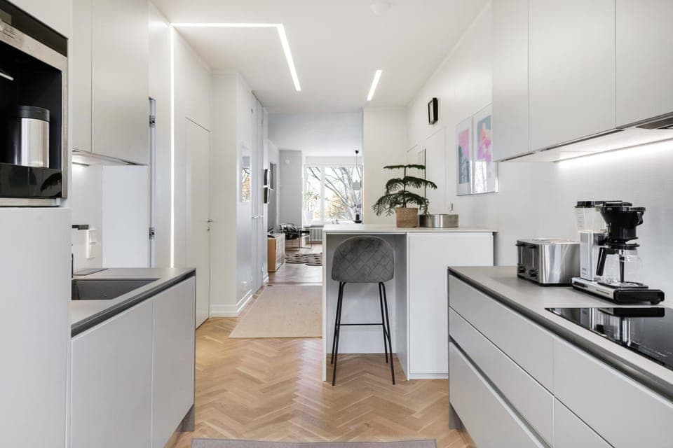 Coffee/tea facilities, Kitchen or kitchenette, Dining area, stove, toaster