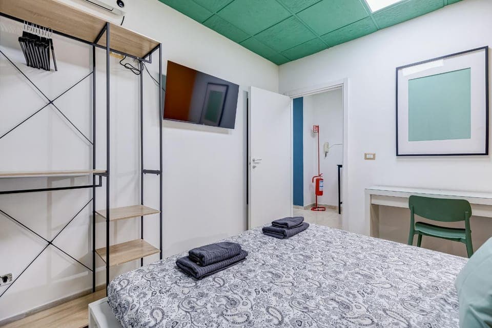 Bed, TV and multimedia, Photo of the whole room, Bedroom, towels, wardrobe