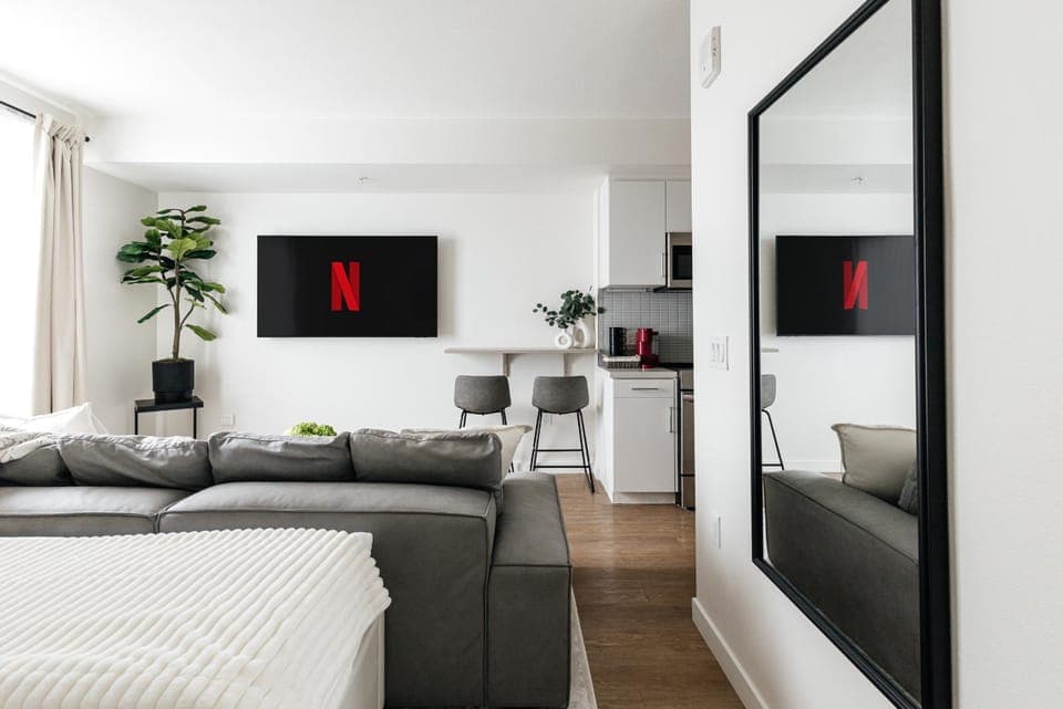 TV and multimedia, Seating area, Dining area