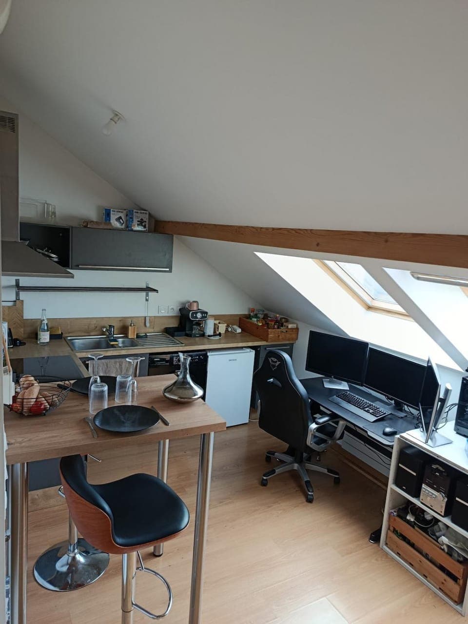 Kitchen or kitchenette, Living room, Seating area, Dining area