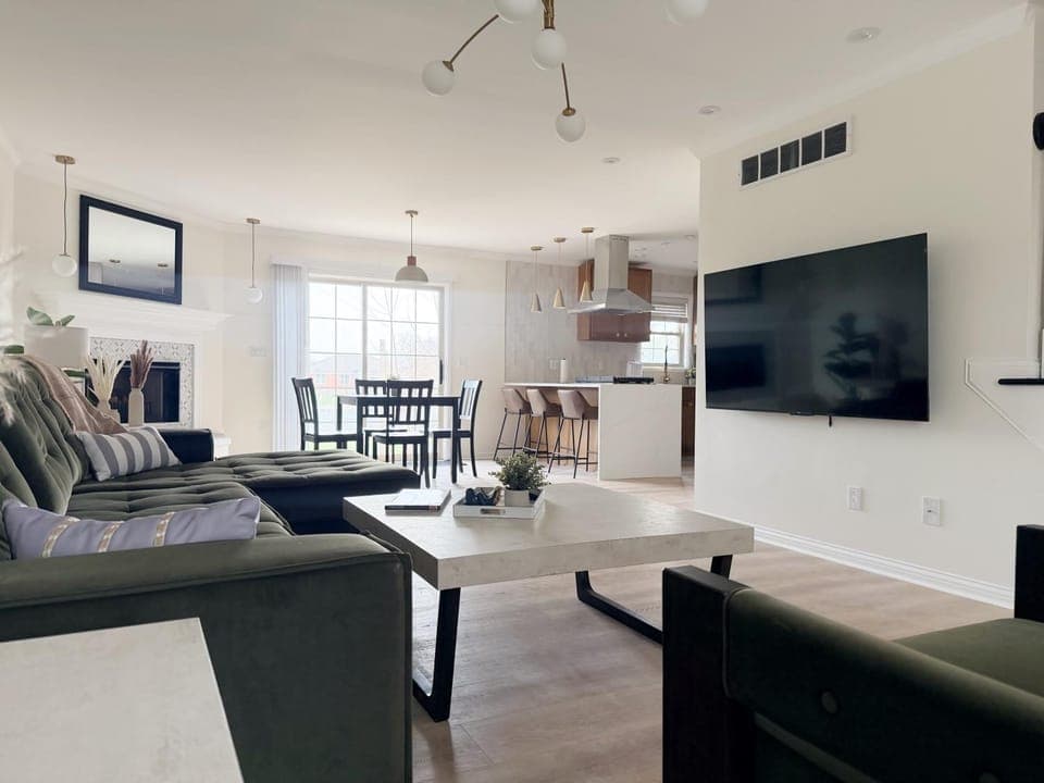 Shoreham Luxe Vibrant 4BR 2,5BA with Waterfront Apartment in Evansville