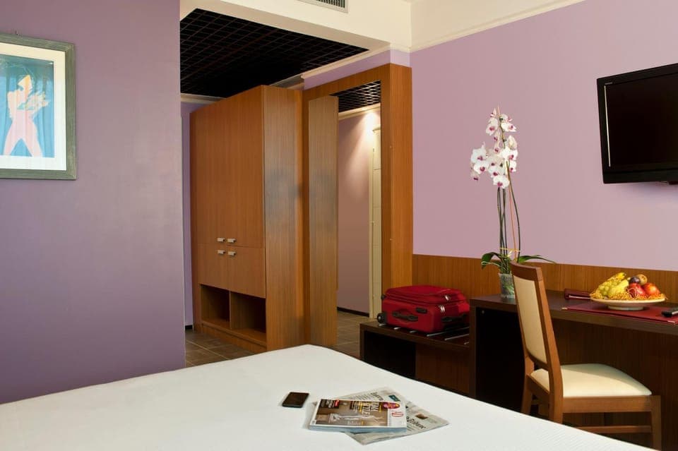 Photo of the whole room, Decorative detail