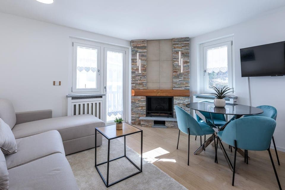 TV and multimedia, Living room, Seating area, Dining area, internet