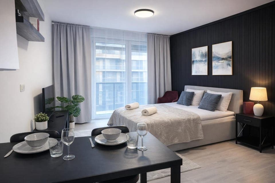 Bed, Photo of the whole room, Seating area, Dining area, Bedroom