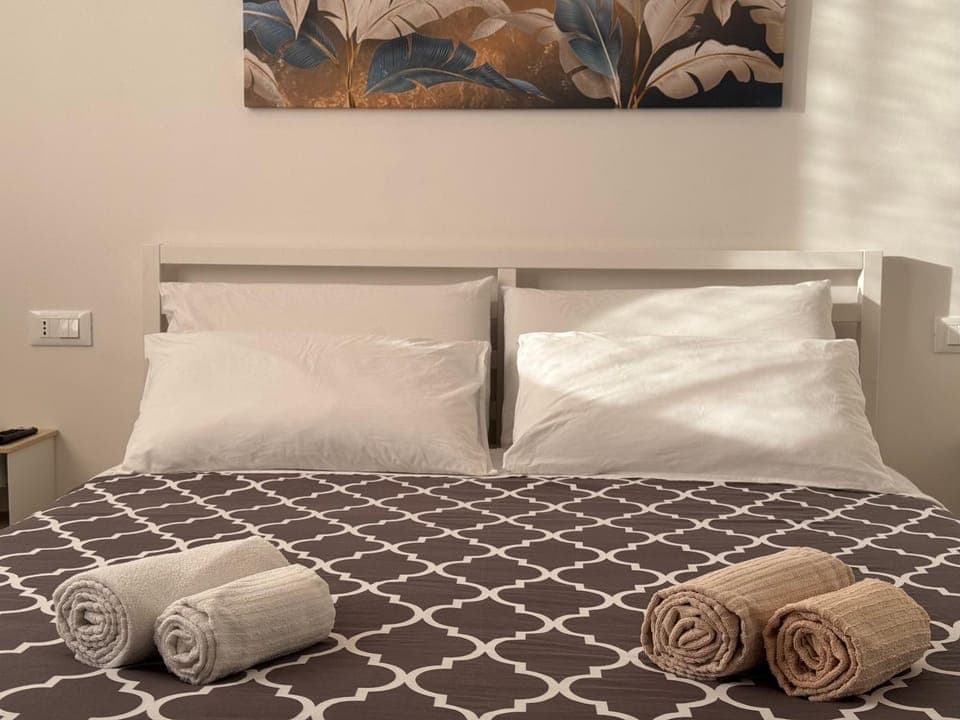 Bed, Decorative detail, Bedroom, towels