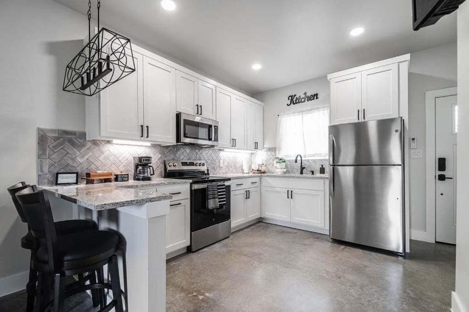 Coffee/tea facilities, Kitchen or kitchenette, oven, kitchen