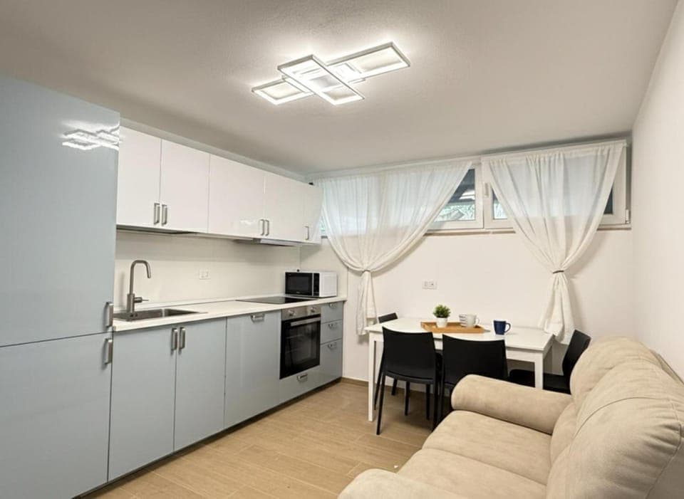 Living room, Seating area, Dining area, stove