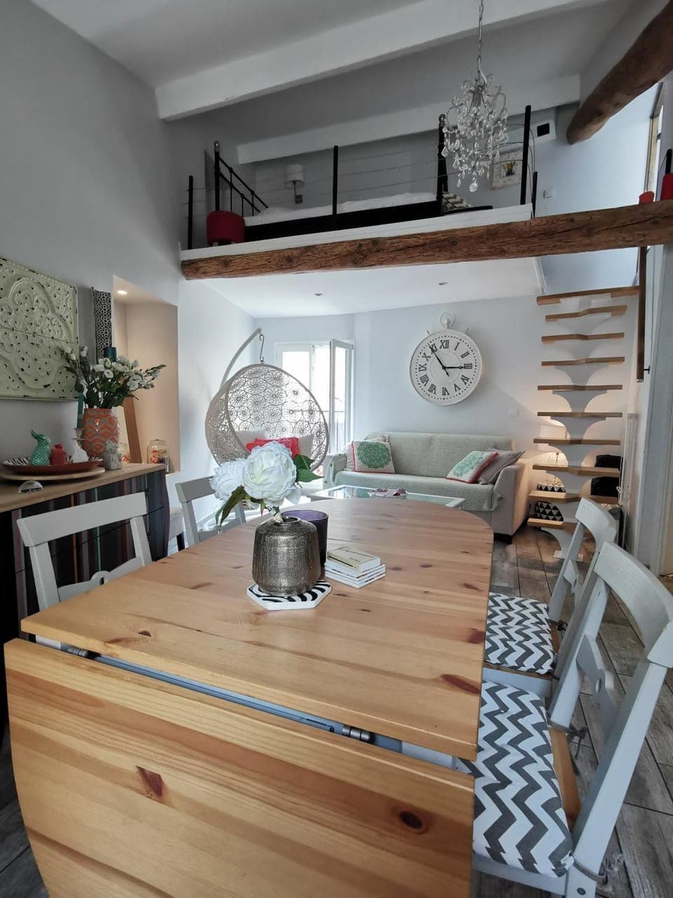 Bed, Living room, Dining area, Bedroom