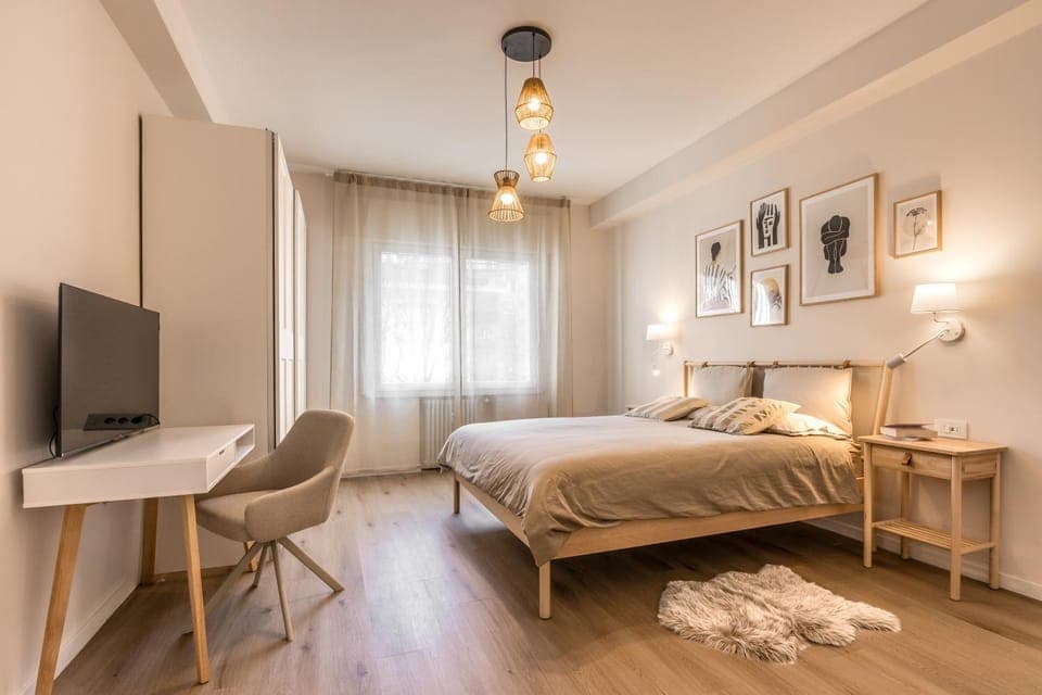 Bed, TV and multimedia, Bedroom