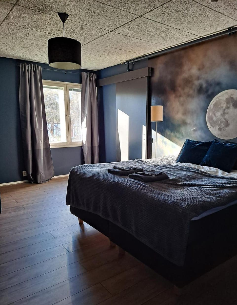 Photo of the whole room, Bedroom
