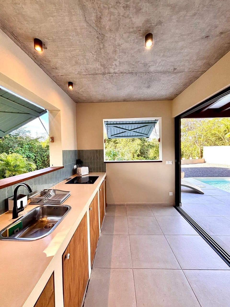 Casa L House in Les Abymes