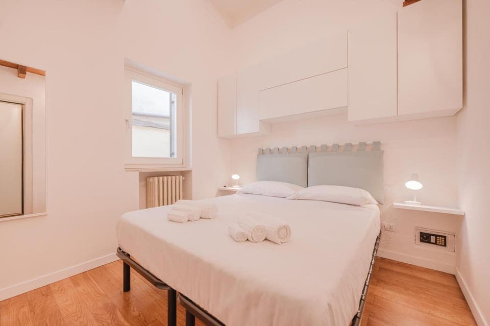 Bed, Bedroom, towels