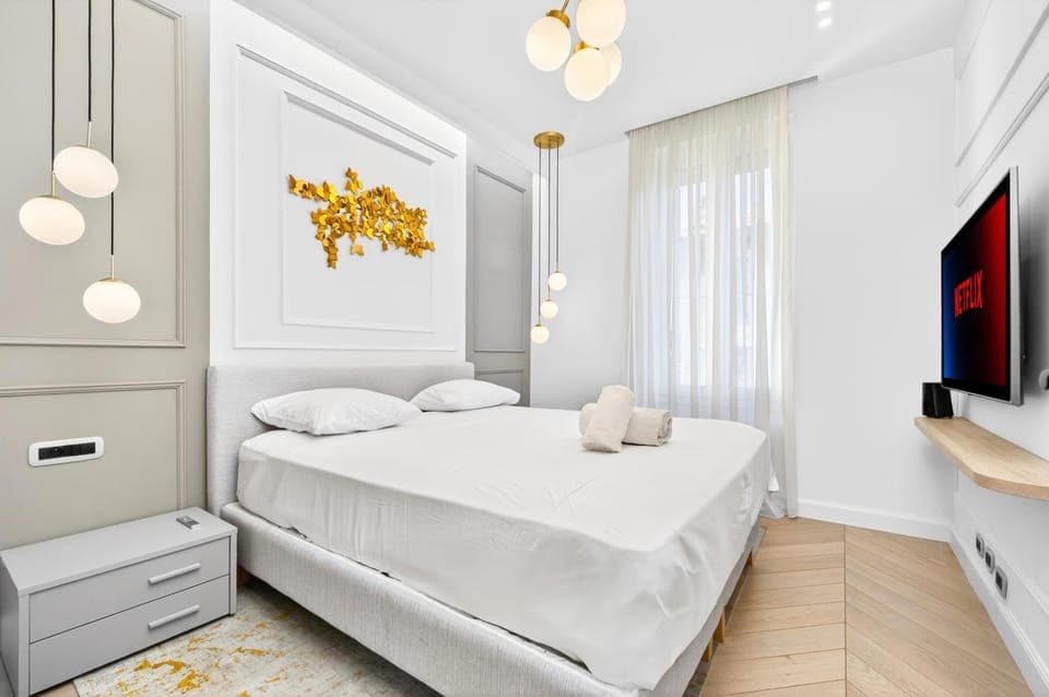 Bed, TV and multimedia, Bedroom, towels, wardrobe