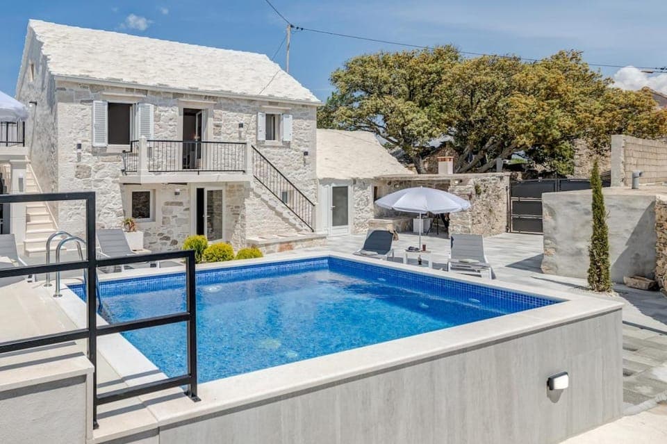 Property building, Patio, Day, Pool view, Swimming pool, sunbed