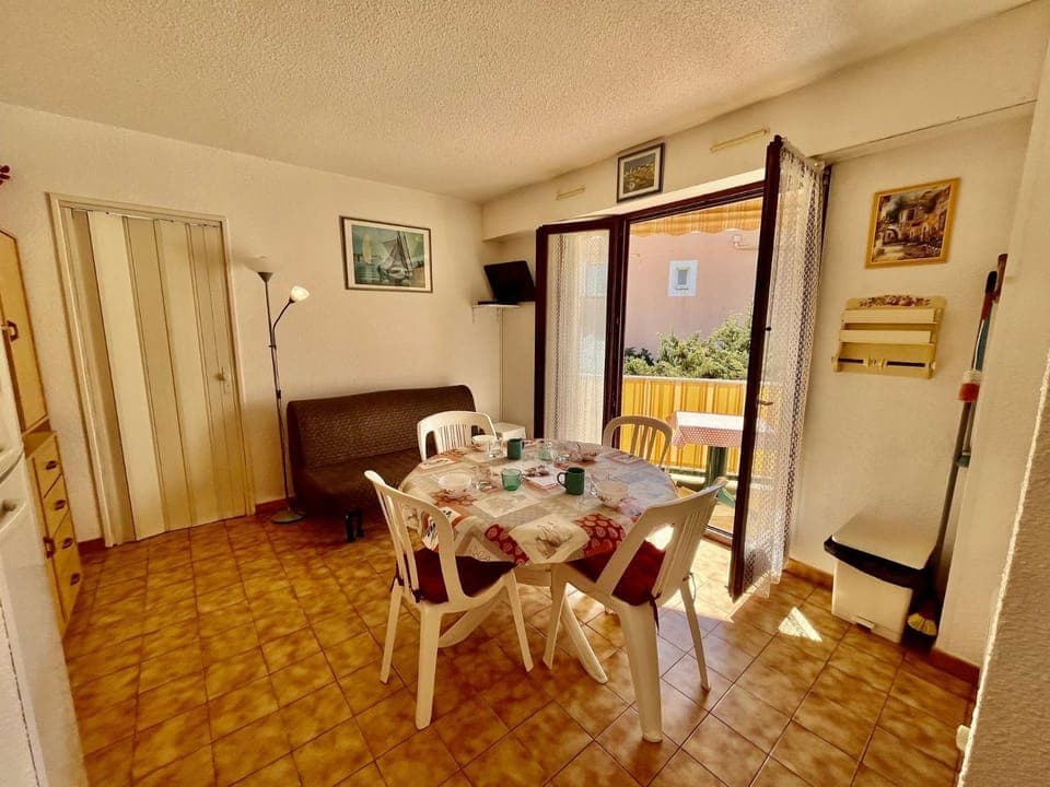 TV and multimedia, Seating area, Dining area