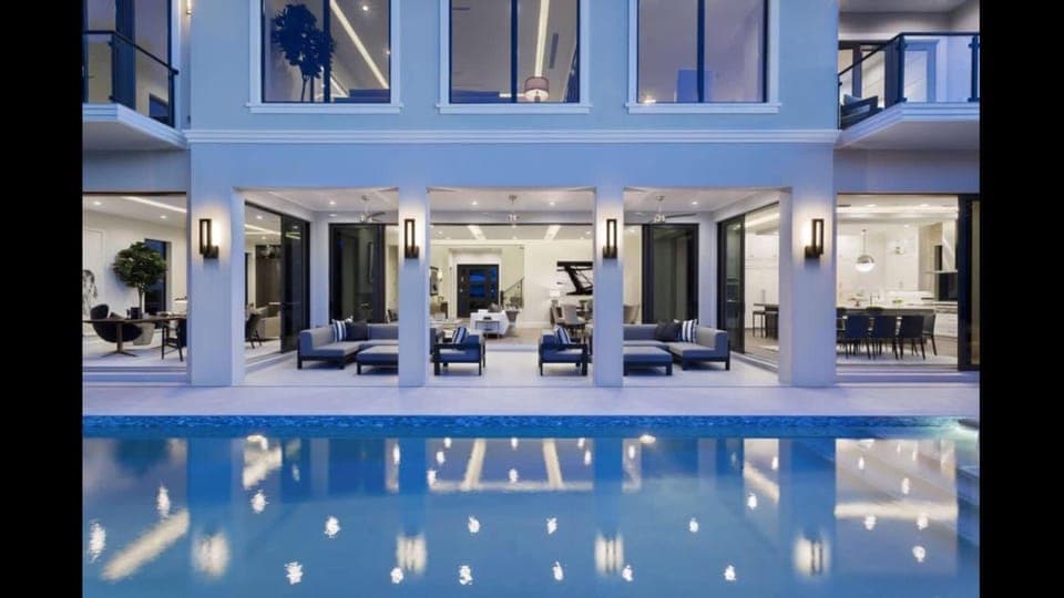 Pool view, Swimming pool, sunbed