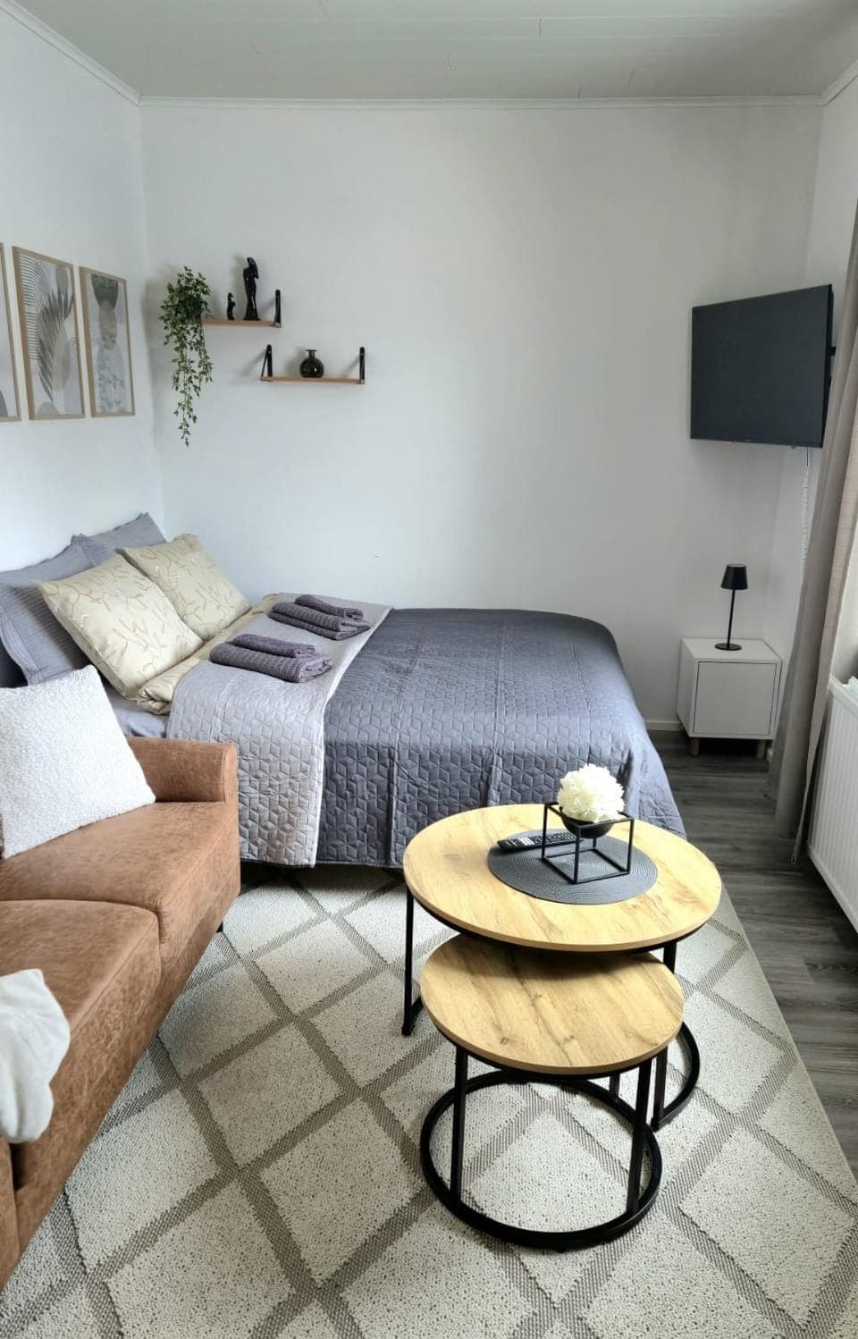 Communal lounge/ TV room, Bed, Living room, Photo of the whole room, Seating area