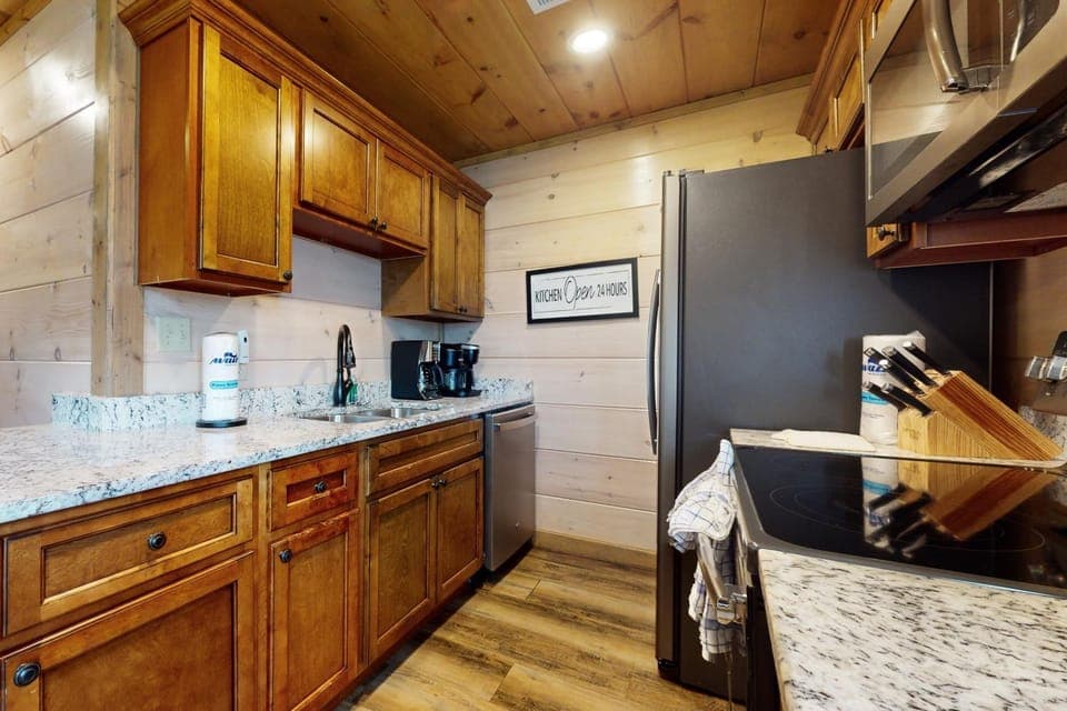 Charming 2 Unit Cabin Sleeps 16 2 Hot Tubs Grill Cabin in Pigeon Forge