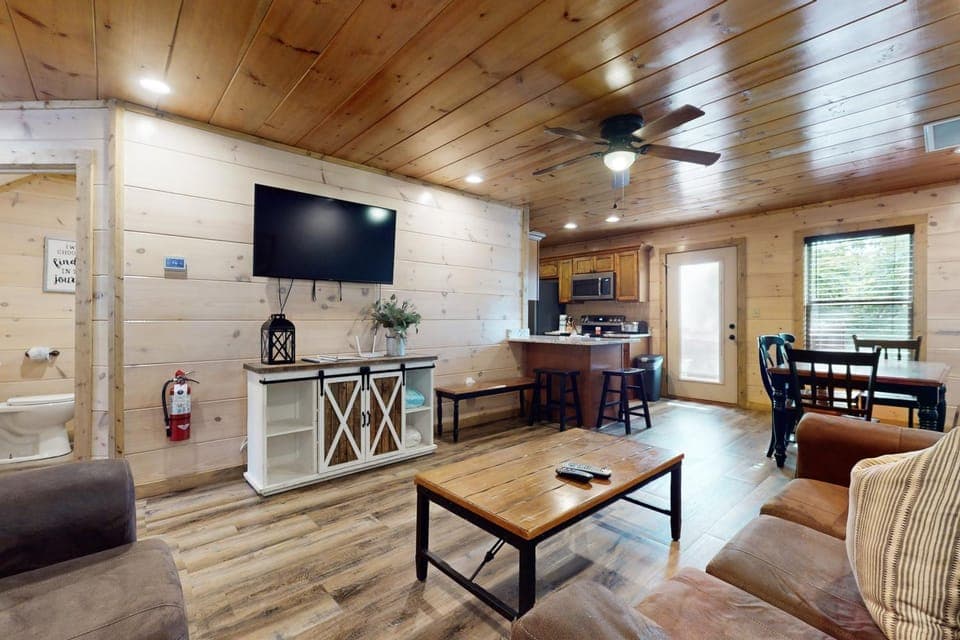 Sparkling Getaway Sleeps 8 Hot Tub Grill Deck House in Pigeon Forge