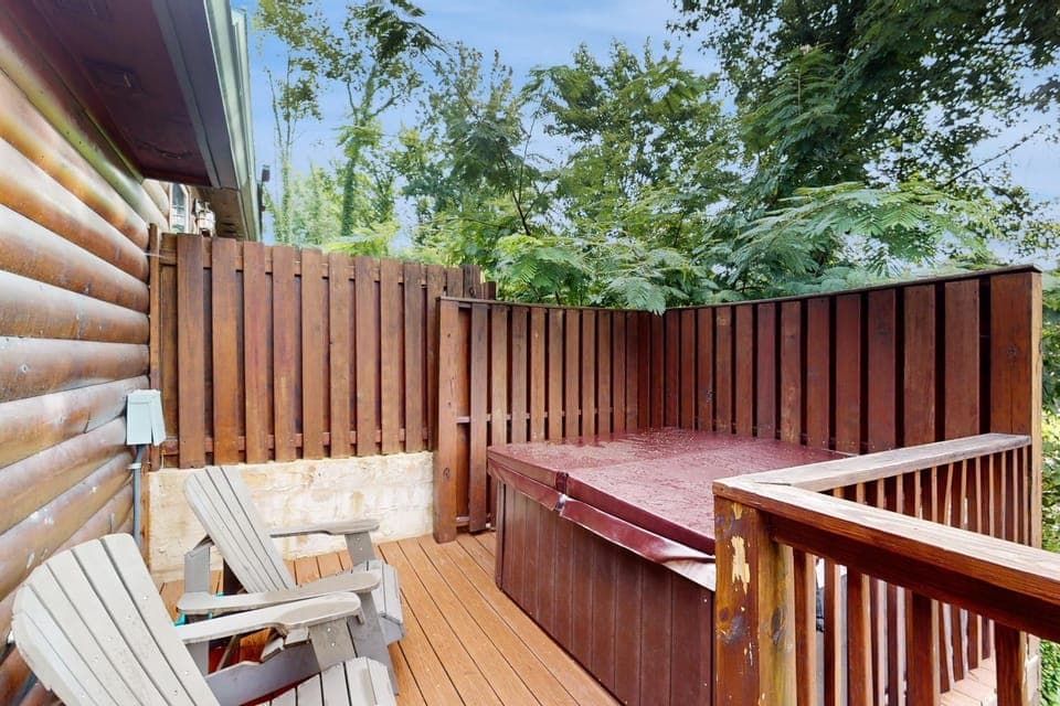Charming Mtn Retreat Sleeps 8 Hot Tub Grill House in Pigeon Forge