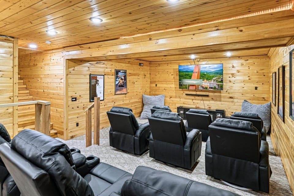 4-Story Cabin Sleeps 22 Hot Tub Game Theater room Cabin in Pittman Center