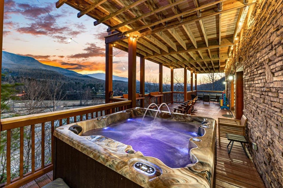 4-Story Cabin Sleeps 22 Hot Tub Game Theater room Cabin in Pittman Center