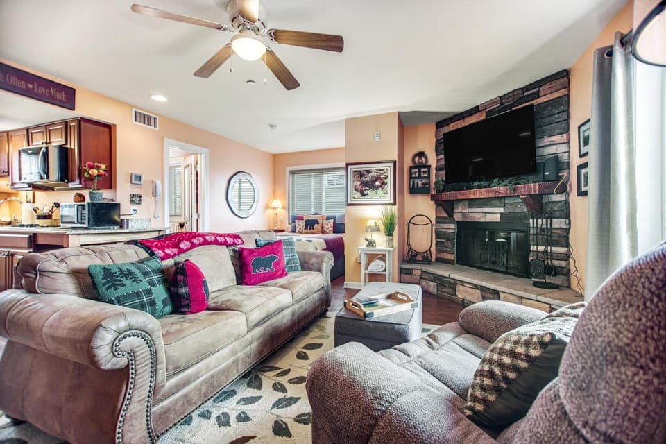 Condo w free attraction tickets fireplace & views -close to skiing & downtown House in Gatlinburg