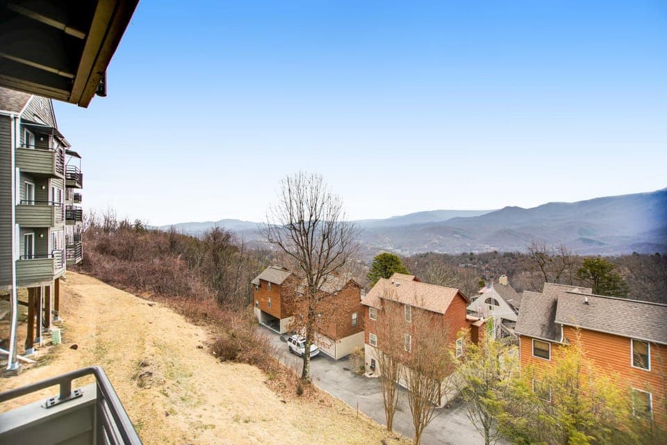 Condo w free attraction tickets fireplace & views -close to skiing & downtown House in Gatlinburg