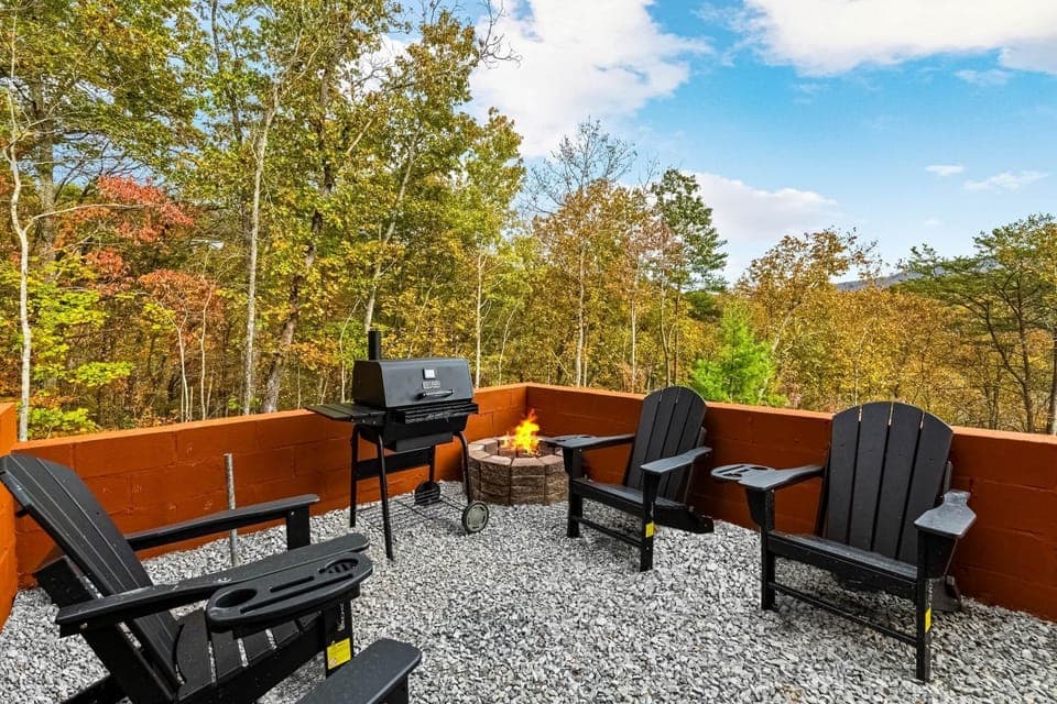 Cabin Views Sleeps 12 Foosball Theater Putt-putt Cabin in Sevier County