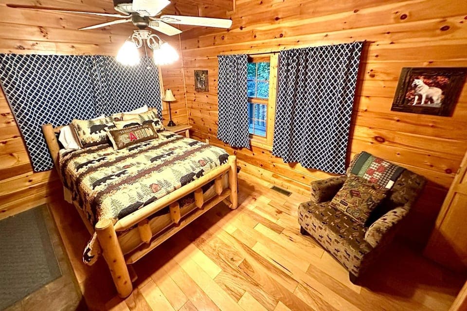 Forested Hideaway Sleeps 14 Hot Tub Pool Access House in Pigeon Forge
