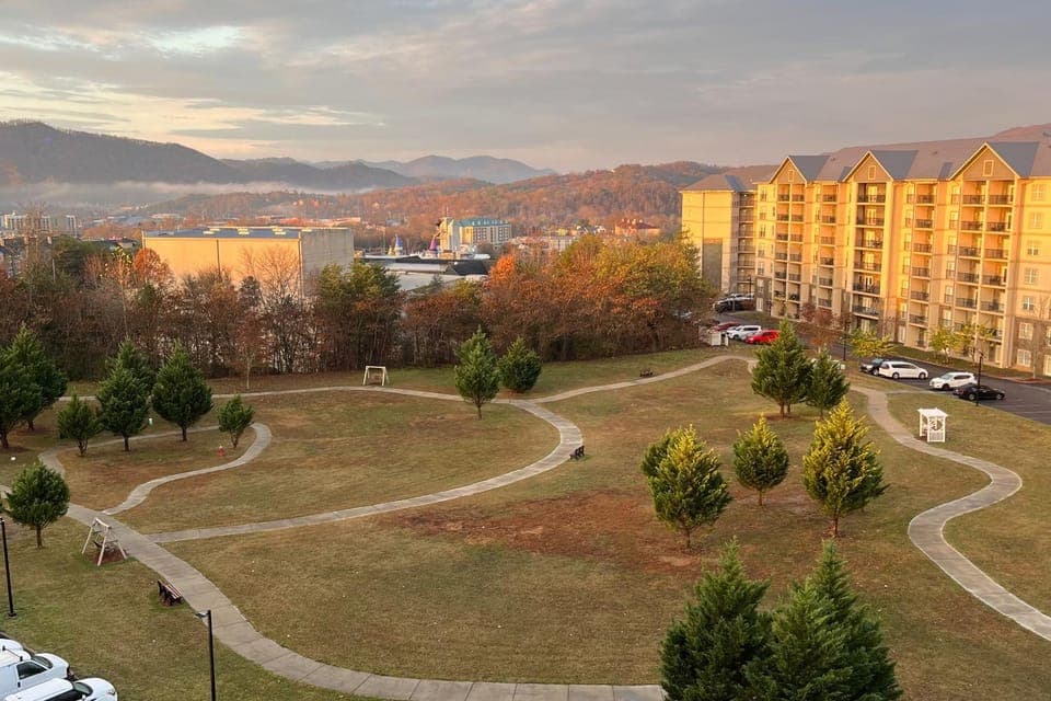 Cozy condo W Fireplace Sleep 6 Hot Tub Grill Pool House in Pigeon Forge