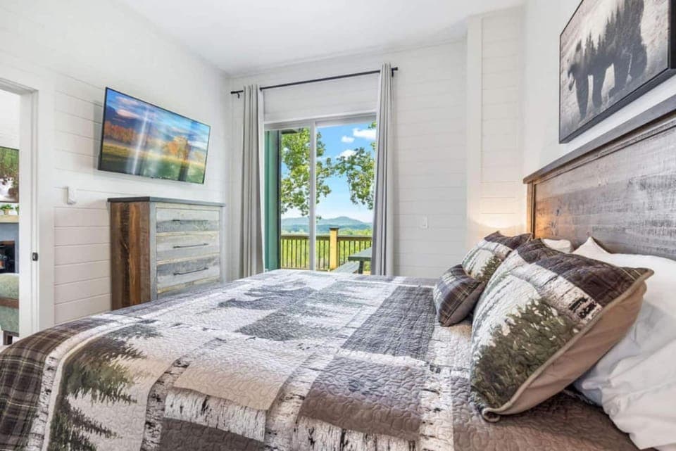 Lux Cabin Lake Views, EV Charger, Game Room! Cabin in Douglas Lake
