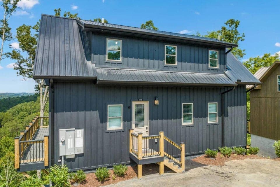 Lux Cabin Lake Views, EV Charger, Game Room! Cabin in Douglas Lake