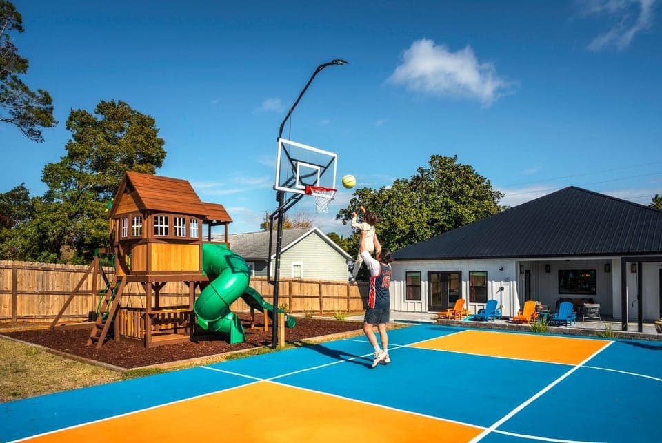Pickleball - Mini-Golf - Fire Pit - Playground House in Sunnyside