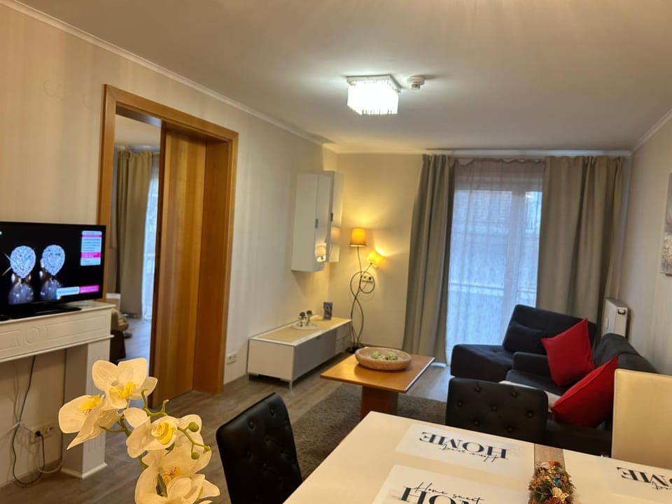 TV and multimedia, Living room, Photo of the whole room, Seating area, Dining area