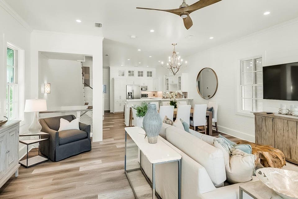 Spotless beachfront dream with views a shared pool & sports courts House in Carillon Beach