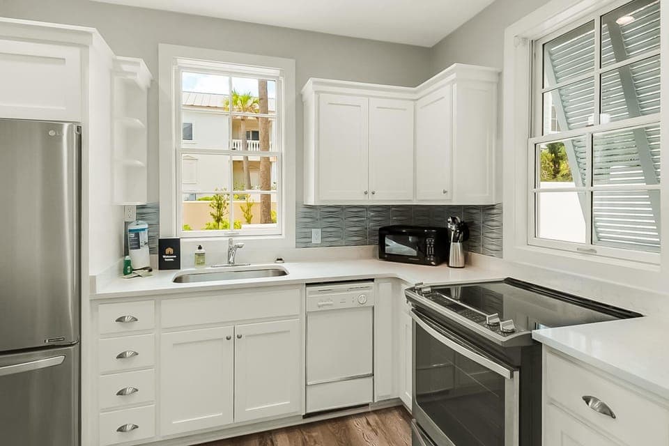 Charming beachfront getaway with a pool & sports courts - Snowbird-friendly House in Carillon Beach