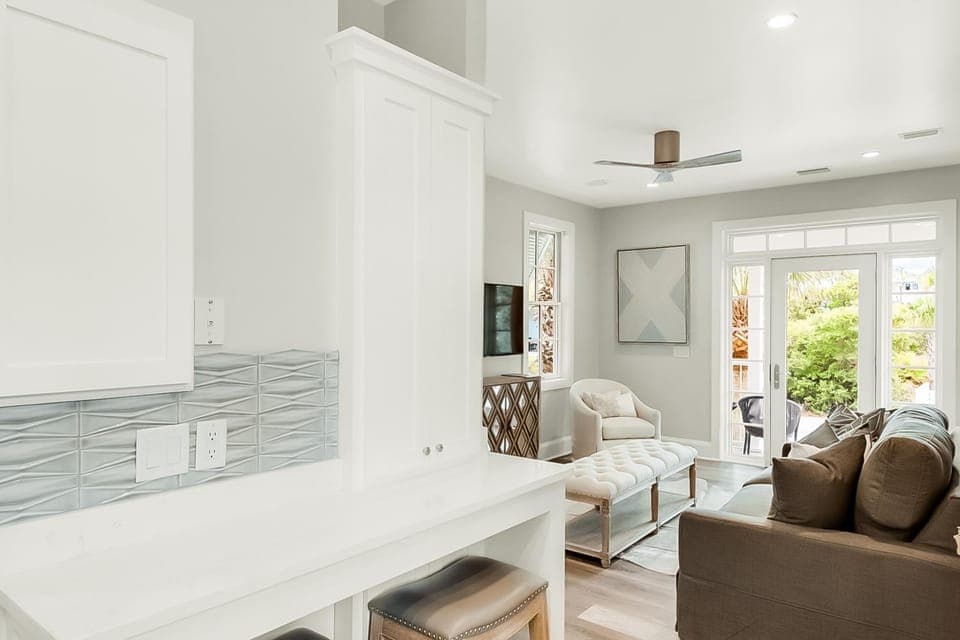 Charming beachfront getaway with a pool & sports courts - Snowbird-friendly House in Carillon Beach